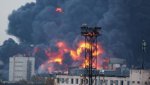 Пожарные ликвидировали открытый огонь на складе в Петербурге