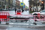 В Петербурге из-за прорыва трубы на дороге образовалась большая промоина