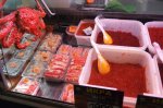 На петербургских рынках конфисковали 40 кг красной икры