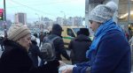 Жителям Петербурга раздают медицинские маски
