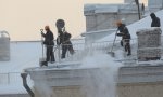 Воздуходувки помогут очистить петербургские крыши от снега