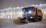 Почти 900 единиц спецтехники убирают снег с петербургских улиц